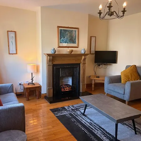 Convenient Spacious 3 Bedroom In Town Σπίτι διακοπών